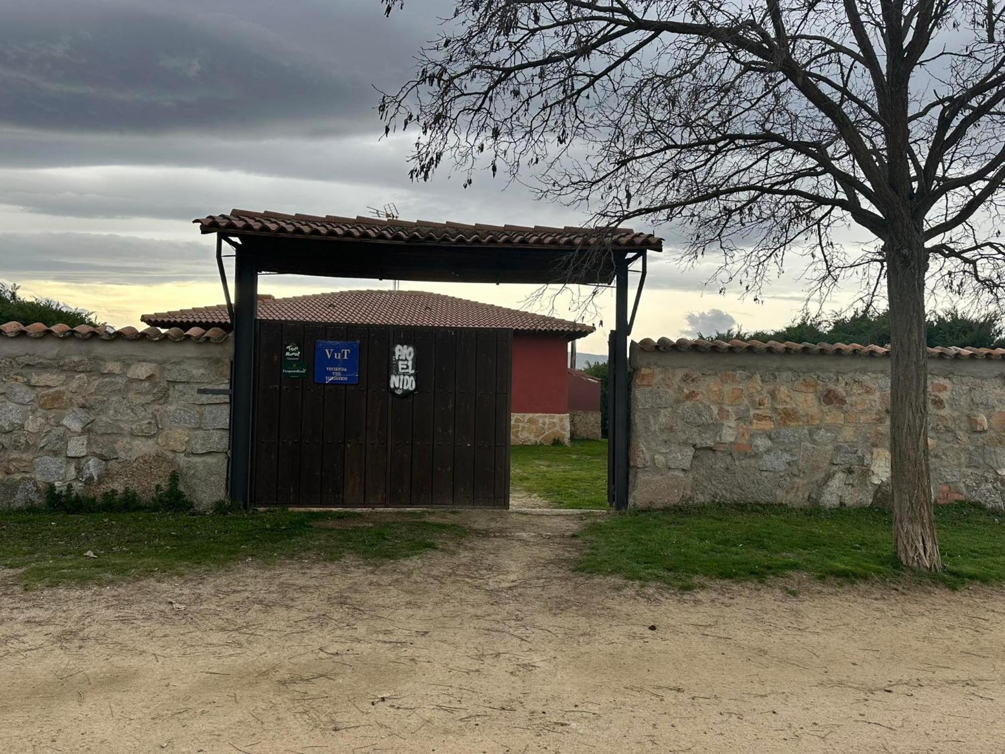 Gasthaus Vivienda De Uso Turistico El Nido La Serrada Exterior foto